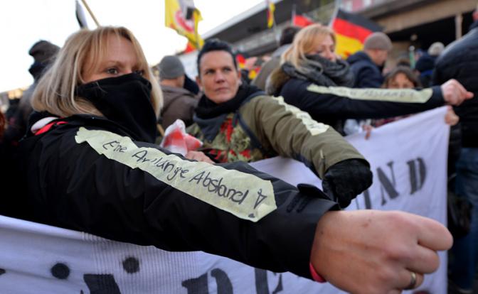 Германия, протесты против домогательств в кел, кельн против мигрантов, отряды самообороны, мигранты из Сирии, кельн мигранты